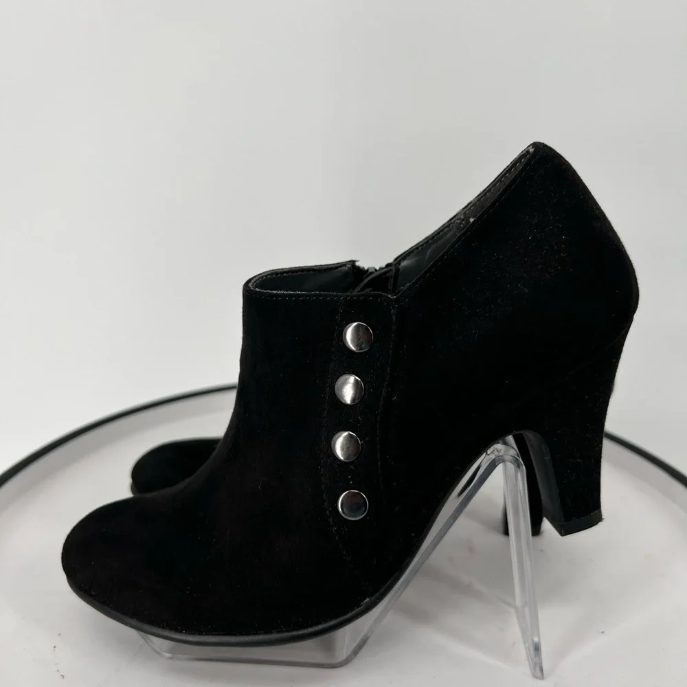AEROSOLES CHIC BLACK VEGAN SUEDE BOOTIES DECORATIVE SILVER STUDS‎ SIDE ZIP